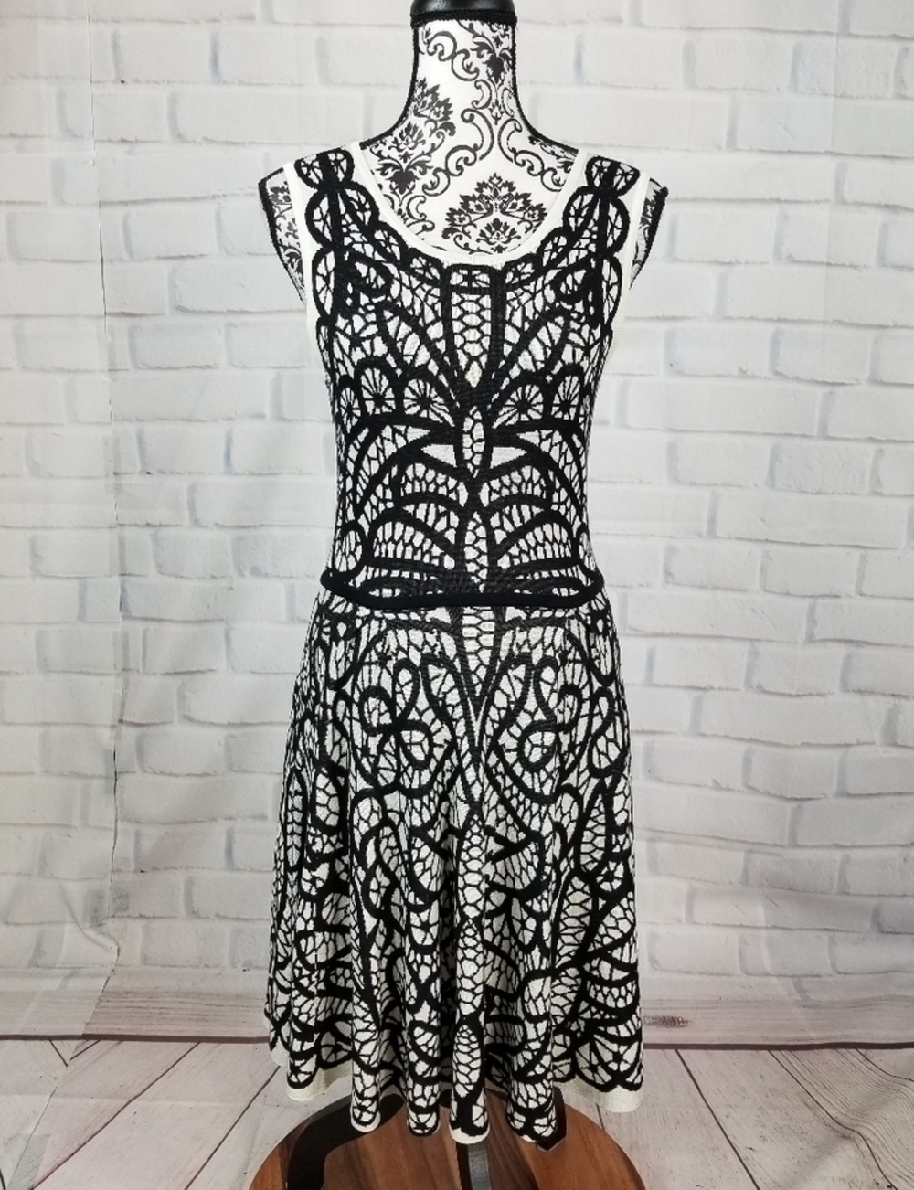 BCBGMAXAZRIA geo print sleeveless dress stretch
